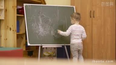 在幼儿园上课的时候，小男孩背对着镜头在<strong>黑板</strong>上画画